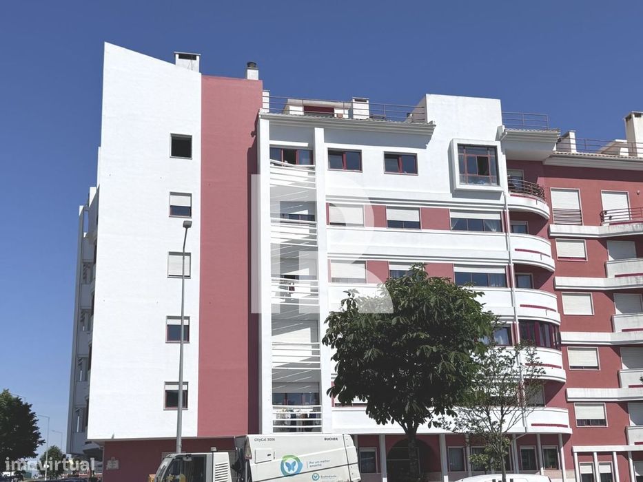 Apartamento T2 com parqueamento na Urbª da Cavaleira, Sintra