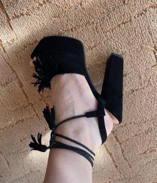 Чорні босоніжки на підборах