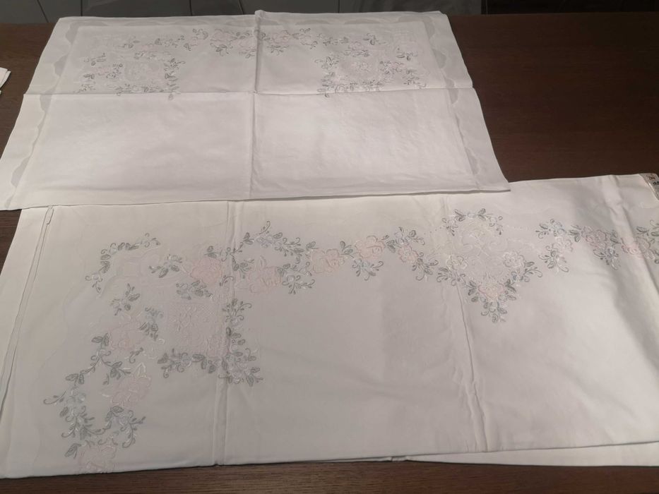 Lençol de cama de casal bordado com duas fronhas