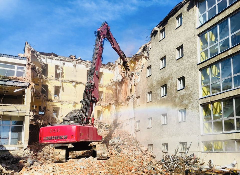 Wynajem koparki wyburzeniowej dlugie ramie wyburzenia uslugi transport