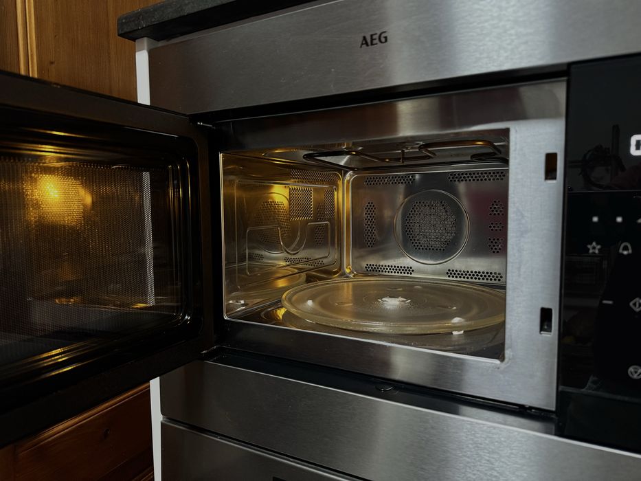 Microondas de encastre AEG