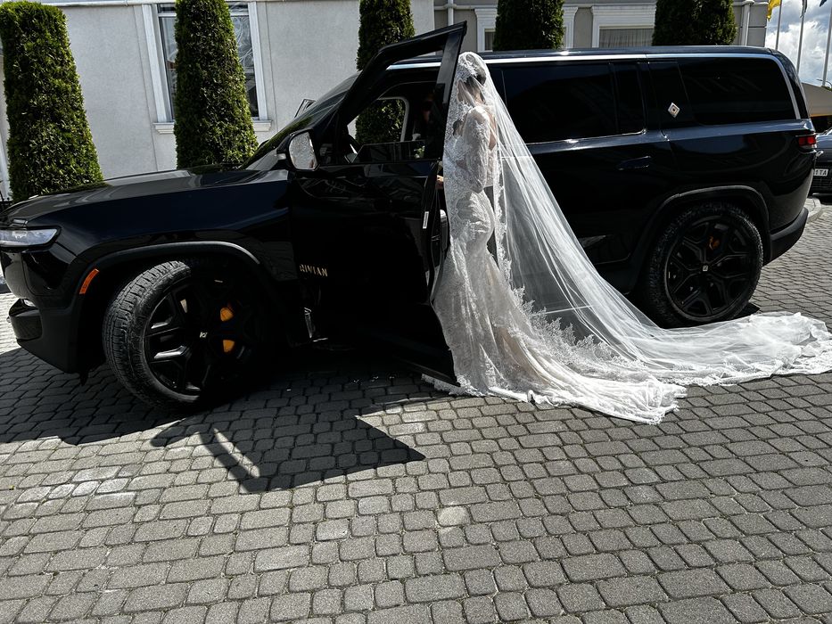 оренда на весілля  7 місна весільний кортеж авто на весілля трансфер Rivian Tesla