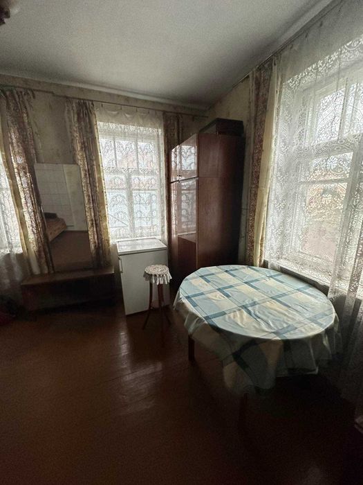 Частина будинку з власним входом, супер локація, мінімальне оформлення