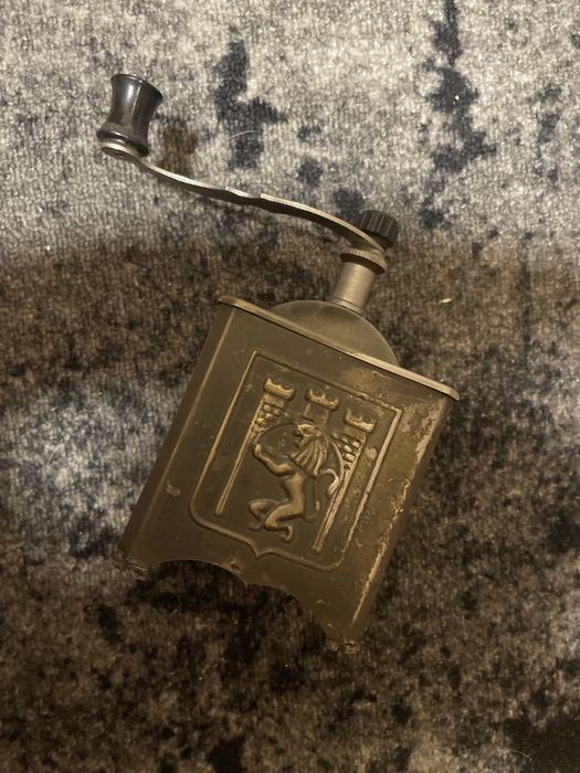 Antyczny ręczny młynek do kawy metalowy z szufladką