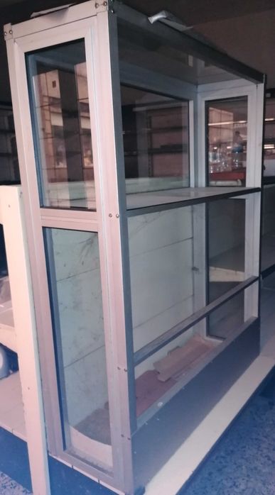 Móvel expositor em alumínio com prateleiras de vidro | 100 cm largura