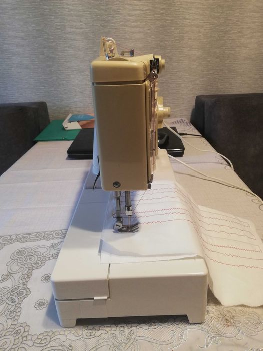 Sprzedam bardzo ładną maszynę do szycia Łucznik 884