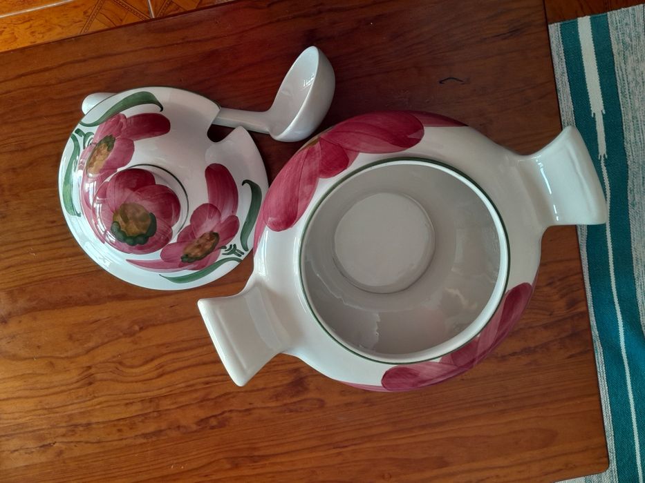 Louças .Terrina antiga pintada a mão