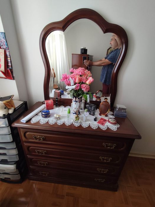 Cómoda de quarto com espelho