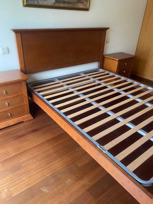 Vendo mobília de quarto em faia, moderna, elegante, como nova.