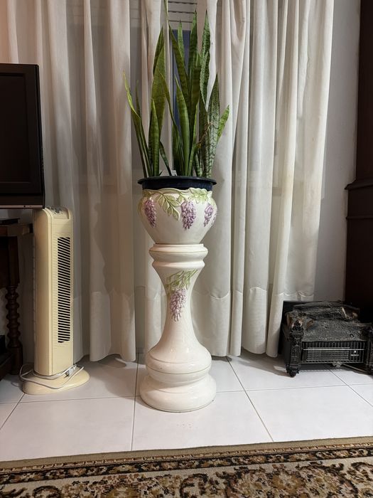 Vasos e coluna decorativos