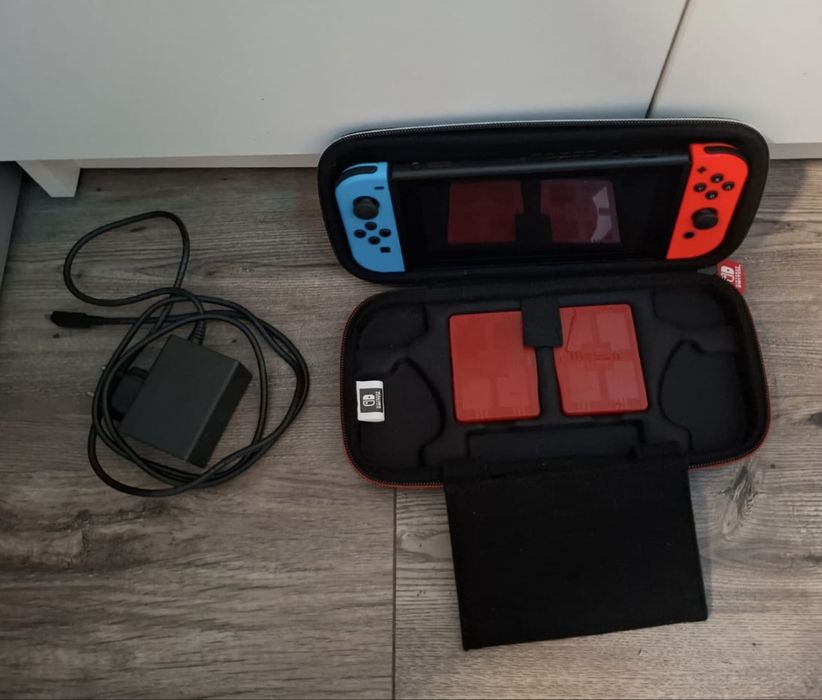 Nintendo Switch z etui