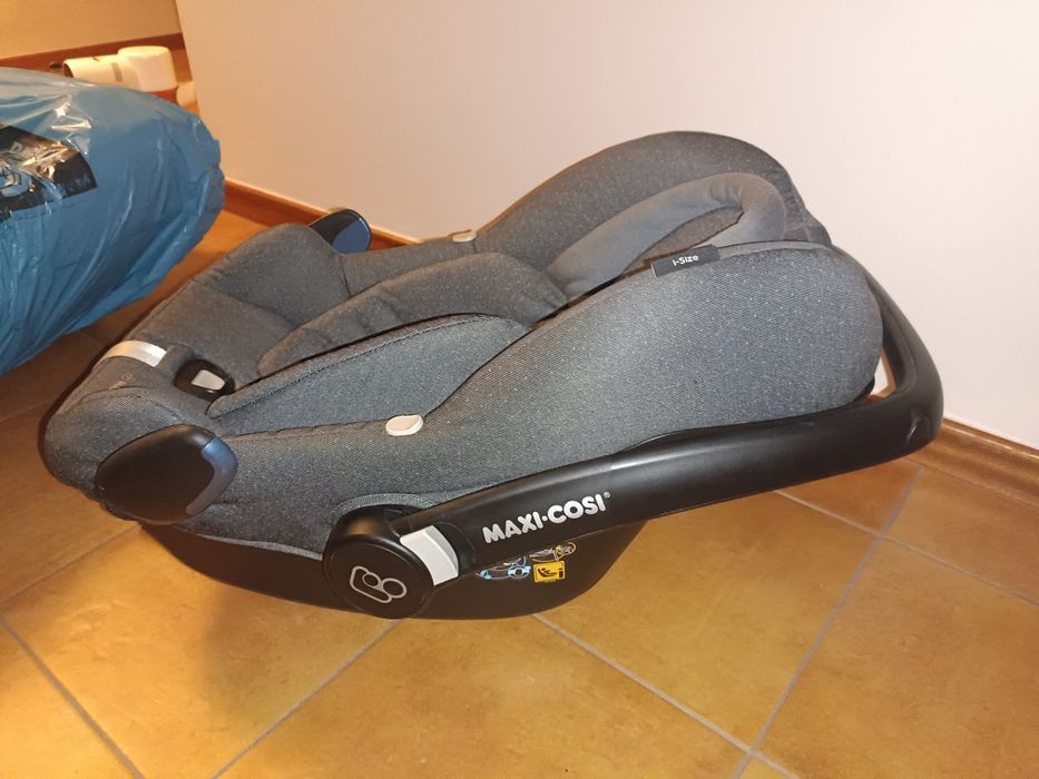 Fotelik maxi Cosi wraz z bazą isofix od urodzenia