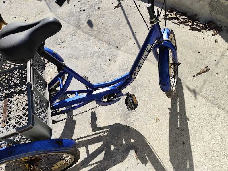 bicicleta de 3 rodas tipo triciclo pronta a andar