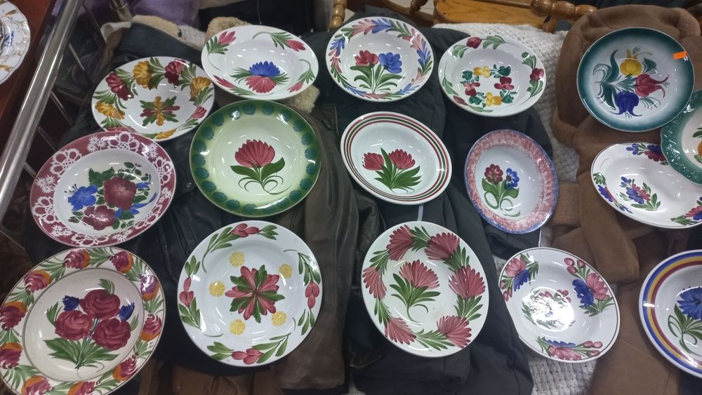 Продаються  старі тарілки.