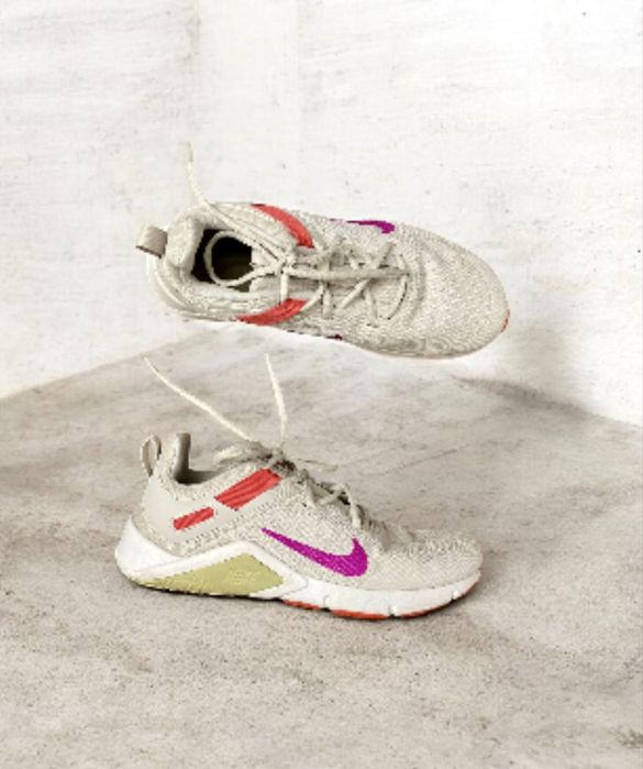 Nike Legend Essential damskie sneakersy 38