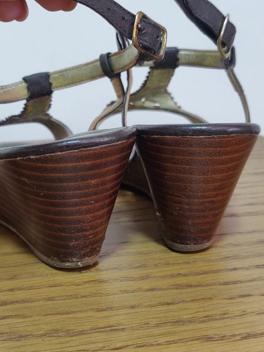 Sandálias em pele castanha