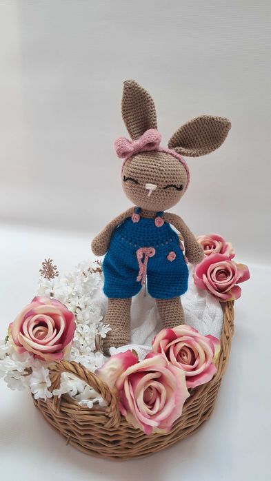 Króliczek w spodenkach - ręcznie robiona maskotka z włóczki