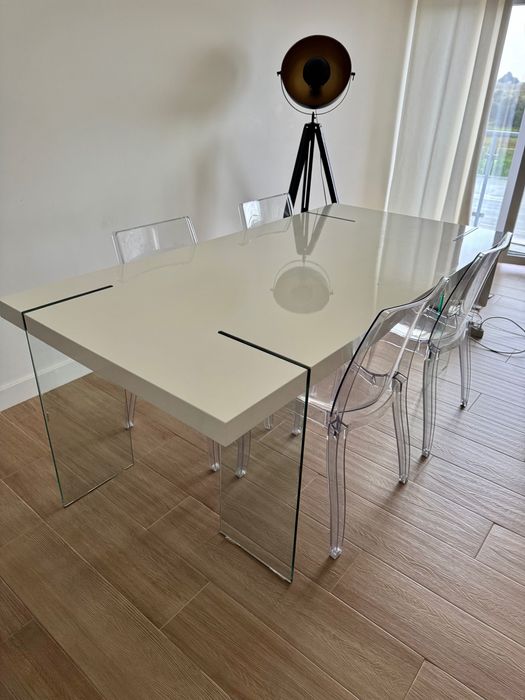 Mesa branca c/ pés de vidro