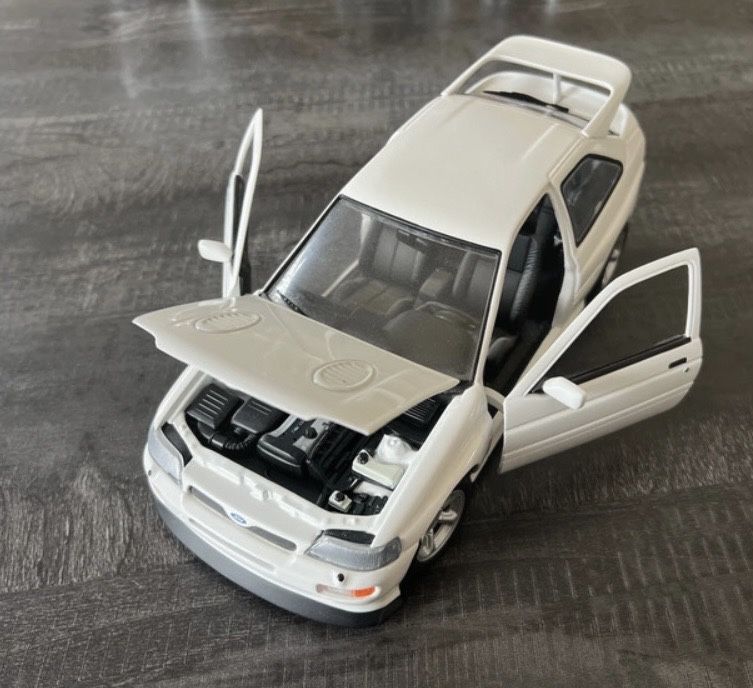 Escort RS Cosworth 1/18
