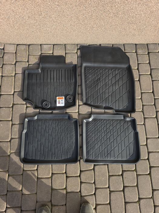 Oryginalne dywaniki Suzuki Sx4 s-cross gumowe