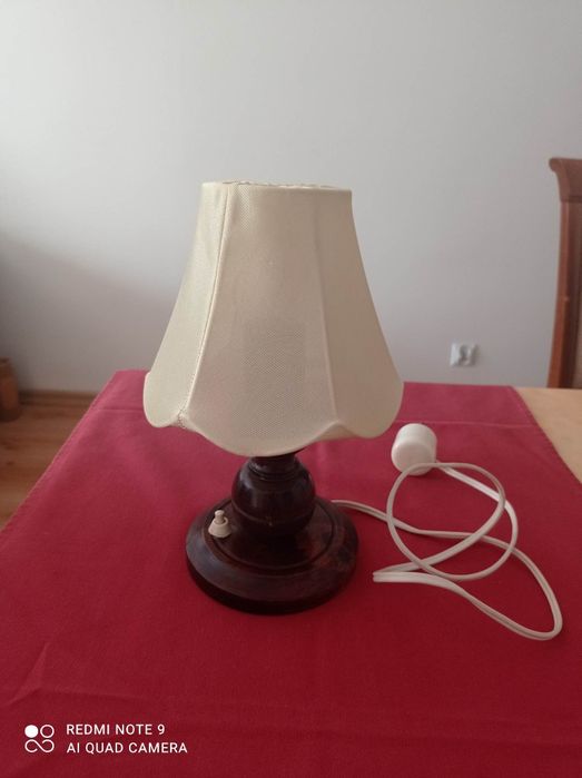 Drewniana lampka z abażurem