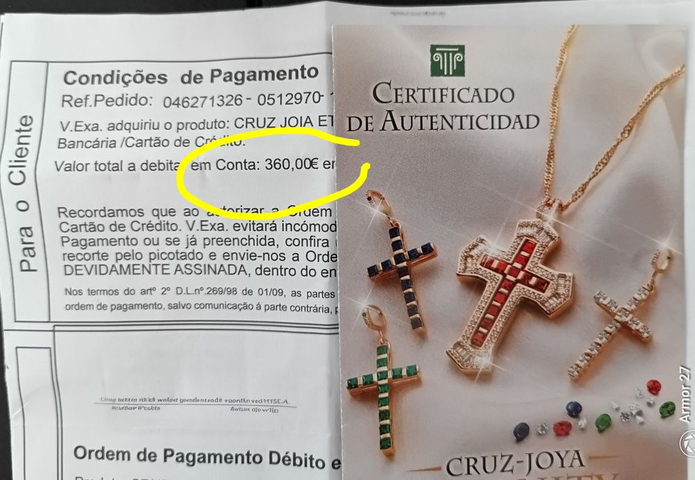 Cruz Joia de Ouro de Lei, Esmeralda, Safira, 1 Rubi e 224 Zirconites.