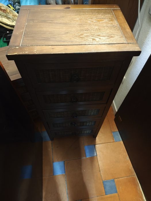 2 camiseiros de madeira com 5 gavetas oferta da mesa de cabeceira 150€