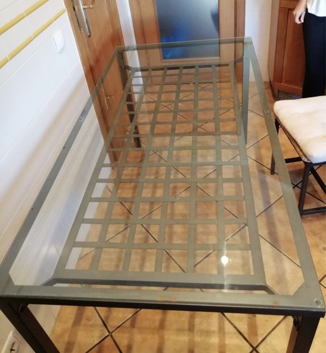 Mesa e quatro cadeiras