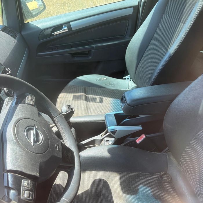 Opel Zafira B 1.9 CDTI (2008) – Para Peças / Inteira (Motor Avariado)