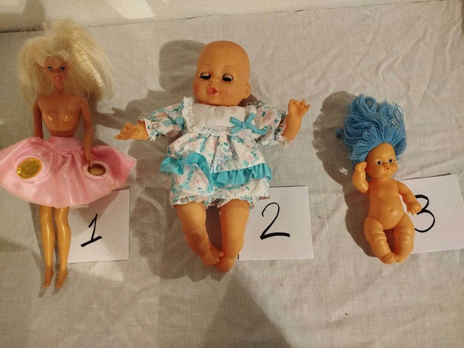 bonecas barbies e varios bonecos
