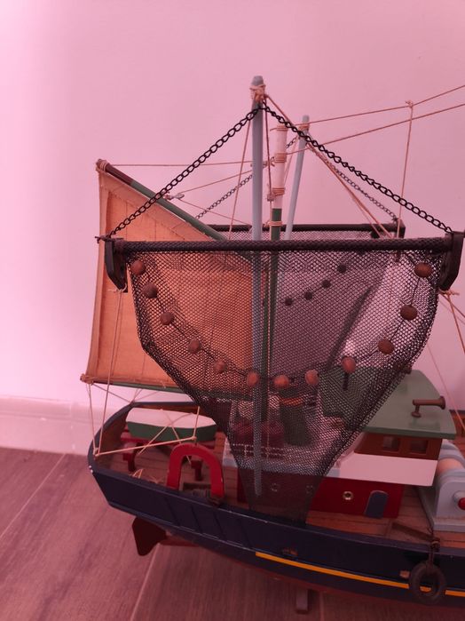 barco de pesca em madeira