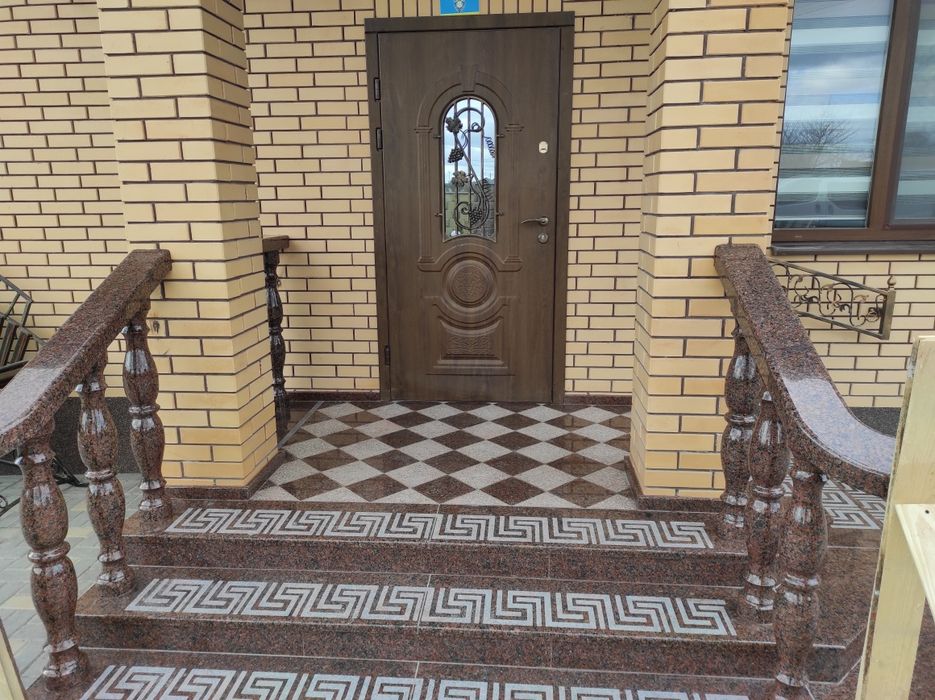 Сходи з граніту та мармуру.