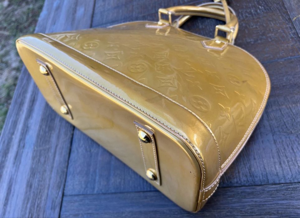 Mala  bolsa Louis Vuitton Alma PM dourada