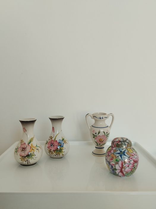 Pequenos vasos de cerâmica e/ou porcelana, pintados a mão