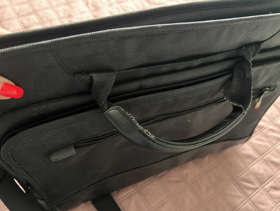 czarna torba na laptopa laptop