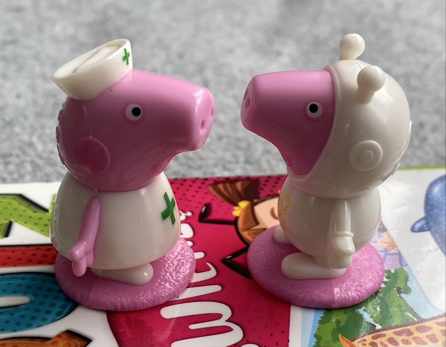 2 małe figurki Peppa Pig Świnka Peppa lekarze