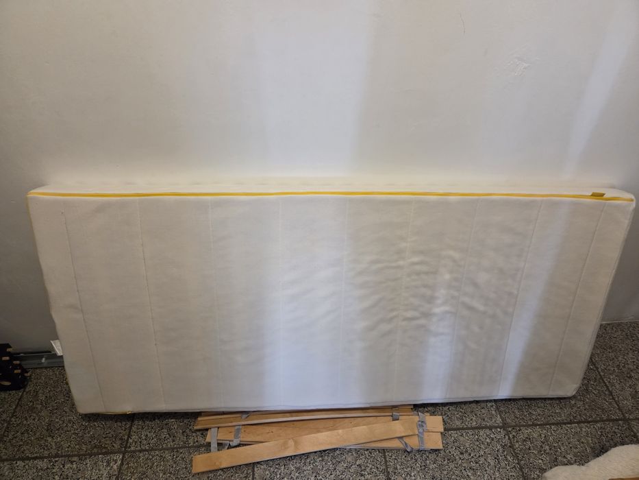 Cama mais colchão.