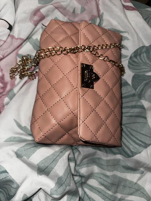 Mała różowa torebka na łańcuszku pikowana