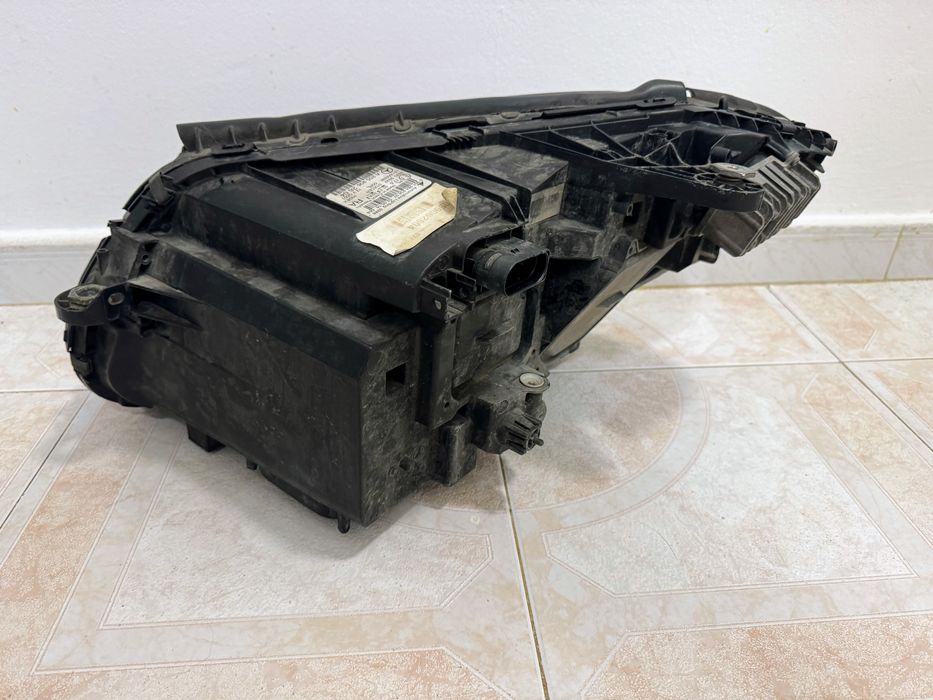 Farol direito usado Mercedes C-Class W205 — Bom estado