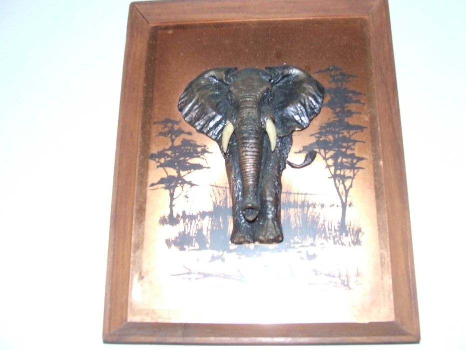 Pratos Decorativos em latão ... p elefante é em madeira e realçado