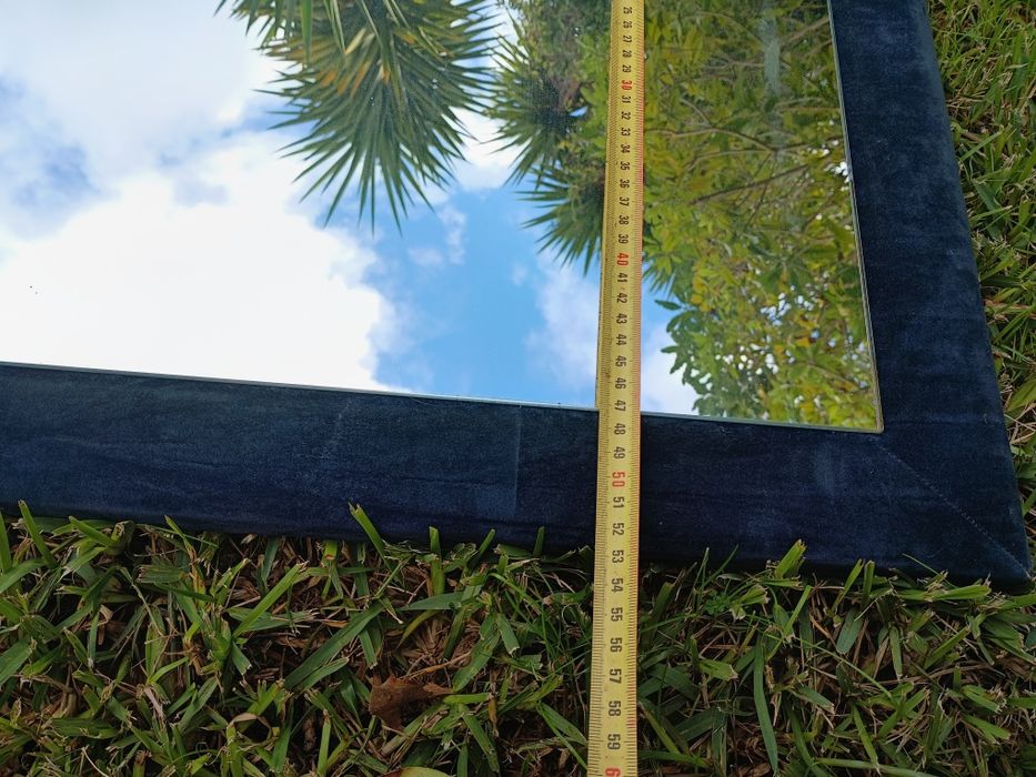 Espelho com moldura em madeira forrado a veludo.
Medidas: 165/52cm