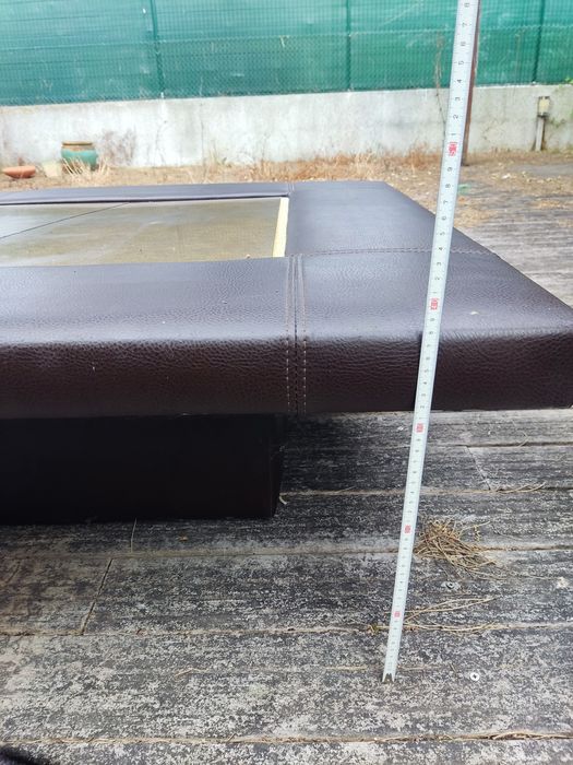 Mesa de centro em pele com vidro