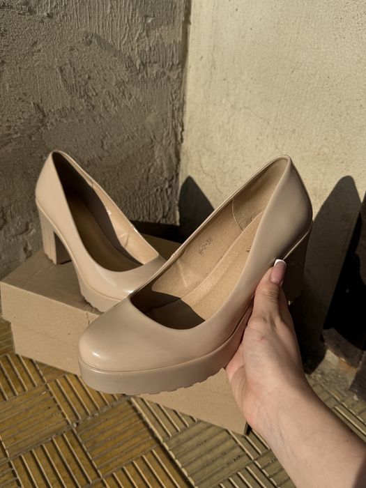 Продам бежеві туфлі