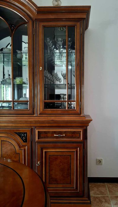 Aparador e cristaleira em madeira de cerejeira – estilo tradicional