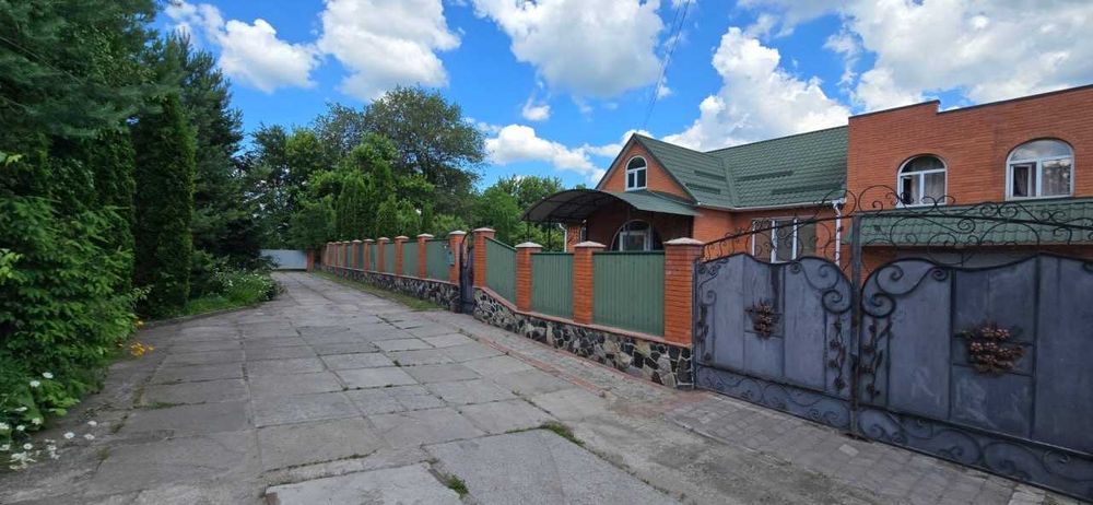 Одноповерховий цегляний будинок 117.3 м², 22 сот, басейн, 2 гаражі