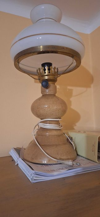 Lampa stołowa stylizowana na lampę naftową.