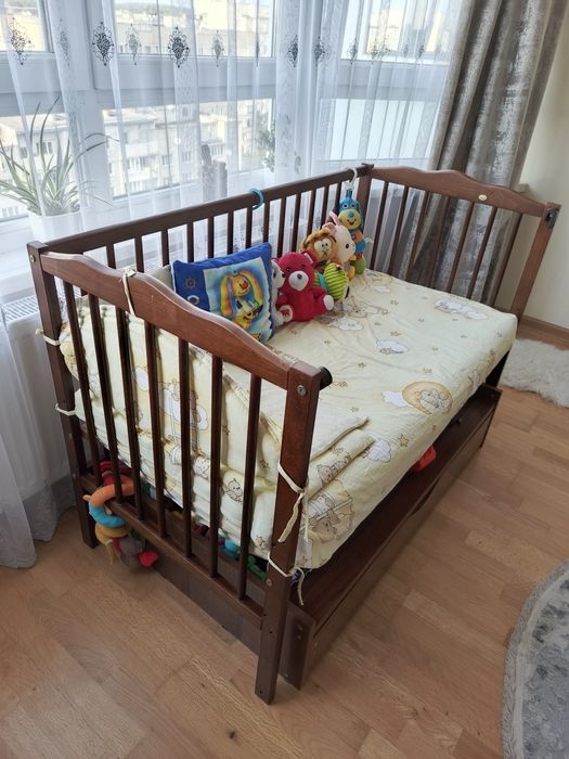 Дитяче ліжечко з тумбою і матрасом