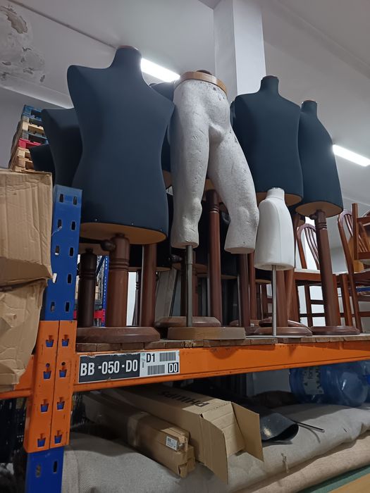 Vários bustos e manequins