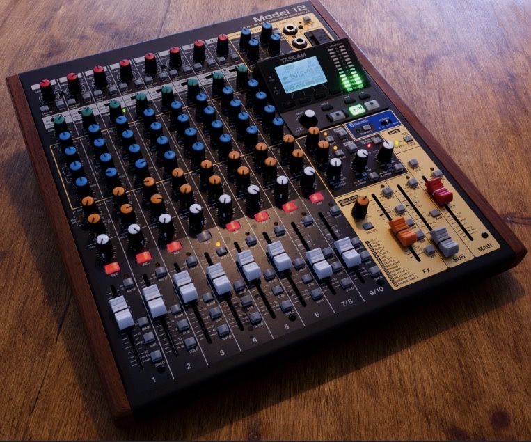 Mesa de mistura tascam model 12
