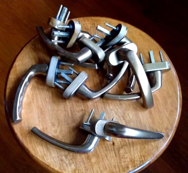 Ручки віконні металеві .